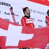 Loïc Meillard et Marco Odermatt au moment d'écouter l'hymne suisse retentir dans l'aire d'arrivée à Adelboden.