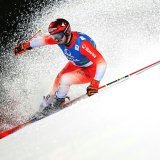 Loïc Meillard a été le plus rapide en 1ère manche, dans la nuit et sous la pluie de Schladming.