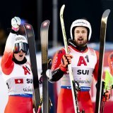Delphine Darbellay (à gauche) et Luca Aerni (au centre) avec leur coéquipière Wendy Holdener.