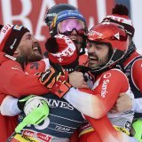 La communion des skieurs suisses après ce triplé historique.