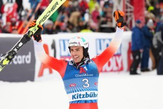 Daniel Yule sur le podium du slalom de Kitzbühel en 2024
