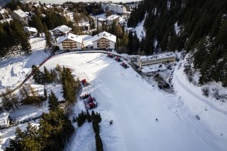 Une vue aérienne de la zone d’arrivée de la piste de coupe du monde lors d'une conférence de presse sur la Coupe du monde de ski alpin hommes en 2025 et les Championnats du monde de ski alpin en 2027