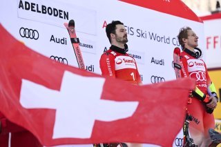 Loïc Meillard et Marco Odermatt au moment d'écouter l'hymne suisse retentir dans l'aire d'arrivée à Adelboden.