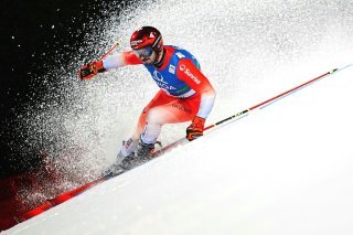 Loïc Meillard a été le plus rapide en 1ère manche, dans la nuit et sous la pluie de Schladming.