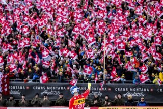 Marco Odermatt salue la foule à Crans-Montana