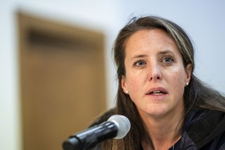 Pour la première fois en sa fonction de conseillère d'Etat, Franziska Biner a dû défendre les comptes 2024 du département des finances et de l'énergie et expliquer quelques options en cours (archives). KEYSTONE/JEAN-CHRISTOPHE BOTT