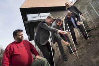 Le nombre de 157 plants de la petite vigne du Parlement vaudois correspond au total des députés (150) et des conseillers d'Etat (7) (archives). Keystone/JEAN-CHRISTOPHE BOTT