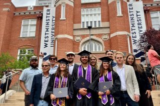 Élise Hitter et quelques camarades après la cérémonie de remise des diplômes.