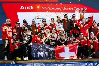 Le drapeau rouge à croix blanche a flotté de manière continue tout au long de l'hiver sur le cirque blanc.