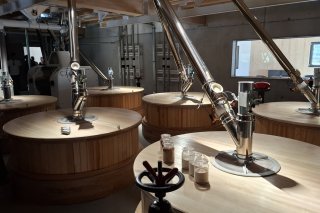 Les six meules au cœur du moulin