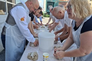 Les invités sur place ont littéralement mis la main à la pâte lors de l'inauguration
