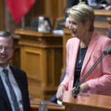 Le centriste valaisan Philipp Matthias Bregy et Karin Keller-Sutter étaient opposés mercredi au National sur la question de l'imposition des couples. La présidente de la Confédération a eu gain de cause (archives). KEYSTONE/PETER SCHNEIDER