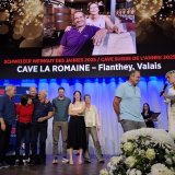 Toute la famille de la cave la Romaine , réunie pour recevoir le titre de cave suisse 2025
