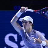 Le Brésilien de 19 ans Joao Fonseca a remporté les Swiss Indoors de Bâle ce dimanche. KEYSTONE/GEORGIOS KEFALAS
