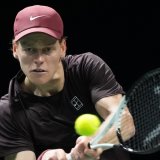 Jannik Sinner s'est montré impitoyable face à Alexander Zverev samedi KEYSTONE/AP/Christophe Ena