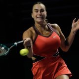 Aryna Sabalenka a dû batailler pour venir à bout de Jessica Pegula en Arabie saoudite. KEYSTONE/AP/Fatima Shbair