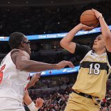 Kyshawn George (à droite) et les Wizards ont subi samedi leur 14e défaite d'affilée KEYSTONE/AP/Melissa Tamez