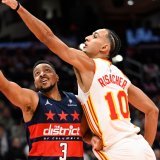CJ McCollum (à gauche) a été le grand artisan de la victoire des Wizards contre les Hawks de Zaccharie Risacher. KEYSTONE/AP/John McDonnell
