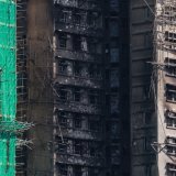 Le combat contre les flammes s'est achevé vendredi matin après 10h00 dans les huit immeubles de 31 étages du complexe de Wang Fuk Court. KEYSTONE/EPA/MAY JAMES