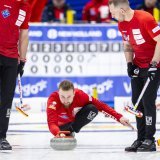 Les Suisses menés par le skip Yannick Schwaller (au centre) ont l'occasion de remporter leur premier titre européen. (Archives) KEYSTONE/MICHAEL BUHOLZER