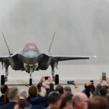 Trente-neuf des 100 principaux fournisseurs d'armes sont américains, dont le premier est Lockheed Martin, le fabricant de l'avion F-35 Lightning II, qui équipe 13 armées européennes (archives). KEYSTONE/AP/GEERT VANDEN WIJNGAERT