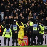 Plusieurs joureurs des Young Boys sont intervenus devant le secteur visiteur pour tenter de calmer leurs propres supporters. KEYSTONE/EPA/ADAM VAUGHAN