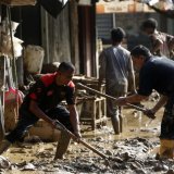 Les habitants d'un village de la région de Meureudu nettoient les rues après le passage du Cyclone Senyar. KEYSTONE/EPA/HOTLI SIMANJUNTAK
