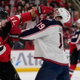Jonas Siegenthaler se bat contre un Adam Fantilli sans gants KEYSTONE/AP/Seth Wenig