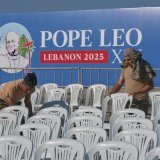 Des soldats de l'armée libanaise ont installé jeudi des chaises pour la messe que le Pape Léon XIV a célébrée mardi à Beyrouth au Liban. KEYSTONE/AP/HUSSEIN MALLA