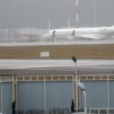 L'avion, un jet d'affaires Bombardier Global 7500, transportant probablement l'envoyé spécial du président américain, Steve Witkoff, est arrivé mardi à l'aéroport de Vnoukovo à Moscou. KEYSTONE/EPA/MAXIM SHIPENKOV