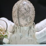 L'Œuf d'Hiver de Fabergé, exposé à Christie's à Londres, devrait se vendre pour plus de 20 millions de livres sterling lors de sa vente aux enchères mardi KEYSTONE/AP/Kirsty Wigglesworth