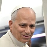 Le pape Léon XIV parle aux journalistes après son départ de Beyrouth. KEYSTONE/EPA/ALESSANDRO DI MEO / POOL