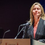 Federica Mogherini, ex-cheffe de la diplomatie de l'Union européenne et actuelle directrice du Collège d'Europe, a été inculpée dans le cadre d'une enquête sur des soupçons de favoritisme concernant l'attribution d'un contrat de formation de futurs diplomates par l'UE. KEYSTONE/EPA/Olivier Matthys