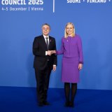 Le ministre des Affaires étrangères Ignazio Cassis reprend symboliquement à Vienne la présidence de l'OSCE des mains de sa collègue finlandaise Elina Valtonen. KEYSTONE/ANTHONY ANEX