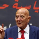 Opposant historique au régime tunisien, Ahmed Nejib Chebbi, ici en conférence de presse en 2023, a été arrêté à son domicile après la confirmation de sa condamnation en appel à 12 ans de prison (Archives). KEYSTONE/EPA/MOHAMED MESSARA