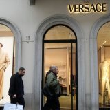 L'acquisition de la maison de luxe Versace pour 1,25 milliard d'euros par sa rivale Prada a été confirmée en début de semaine (archives). KEYSTONE/AP/Luca Bruno