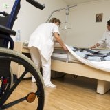 Le nombre de lits en EMS va sensiblement augmenter ces dix prochaines années en Valais (photo d'illustration). KEYSTONE/SALVATORE DI NOLFI