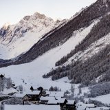 KEYPIX - Une vue depuis la telecabine de Lauchernalp, de la zone d'eboulement recouverte de neige, six mois apres la catastrophe de Blatten, avec le village de Wiler au premier plan le jeudi 27 novembre 2025 entre Wiler et Lauchernalp dans la vallee du Loetschental. (KEYSTONE/Jean-Christophe Bott)
