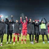 Les joueurs du FC Sion célèbrent leur qualification avec les supporters présents au Brügglifeld. D'autres ont vibré depuis la Fan Zone du Collectif Tourbillon à Sion.