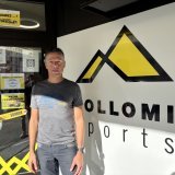 Olivier Denis pose devant le magasin Follomi Sports à Sion. L'enseigne va fermer ses potes après 39 ans d'existence.