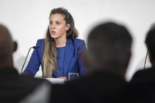 La conseillère d'Etat Franziska Biner a présenté un budget 2026 de l'Etat du Valais quasiment à l'équilibre. KEYSTONE/CYRIL ZINGARO