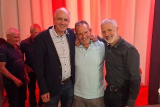 Joël Briguet entouré par le conseiller d'Etat Christophe Darbellay (g) et le président de l'IVV Yvan Aymon (d)