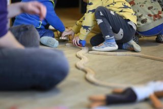 Certaines familles dans le besoin recevront jusqu'à 210 francs de plus cette année qu'en 2024. (image d'illustration) Keystone/CHRISTIAN BEUTLER