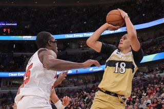 Kyshawn George (à droite) et les Wizards ont subi samedi leur 14e défaite d'affilée KEYSTONE/AP/Melissa Tamez