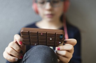 Surnommés les "Sephora Kids", certains enfants imitent dès l'âge de 7 ans leurs influenceuses préférées, exhibant leurs achats sur TikTok ou Youtube. (archives) KEYSTONE/GAETAN BALLY