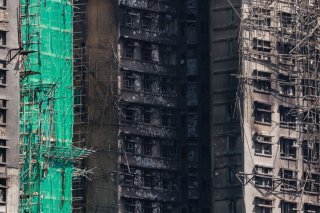 Le combat contre les flammes s'est achevé vendredi matin après 10h00 dans les huit immeubles de 31 étages du complexe de Wang Fuk Court. KEYSTONE/EPA/MAY JAMES