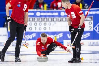 Les Suisses menés par le skip Yannick Schwaller (au centre) ont l'occasion de remporter leur premier titre européen. (Archives) KEYSTONE/MICHAEL BUHOLZER