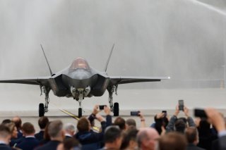 Trente-neuf des 100 principaux fournisseurs d'armes sont américains, dont le premier est Lockheed Martin, le fabricant de l'avion F-35 Lightning II, qui équipe 13 armées européennes (archives). KEYSTONE/AP/GEERT VANDEN WIJNGAERT