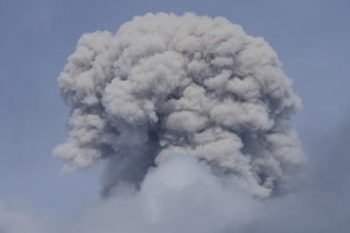Le service géologique colombien a fait état de pluies de cendres et d'une forte odeur de soufre dans plusieurs localités autour du volcan Puracé (cliché symbolique/Keystone archives). KEYSTONE/AP/FERNANDO VERGARA