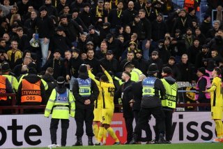 Plusieurs joureurs des Young Boys sont intervenus devant le secteur visiteur pour tenter de calmer leurs propres supporters. KEYSTONE/EPA/ADAM VAUGHAN
